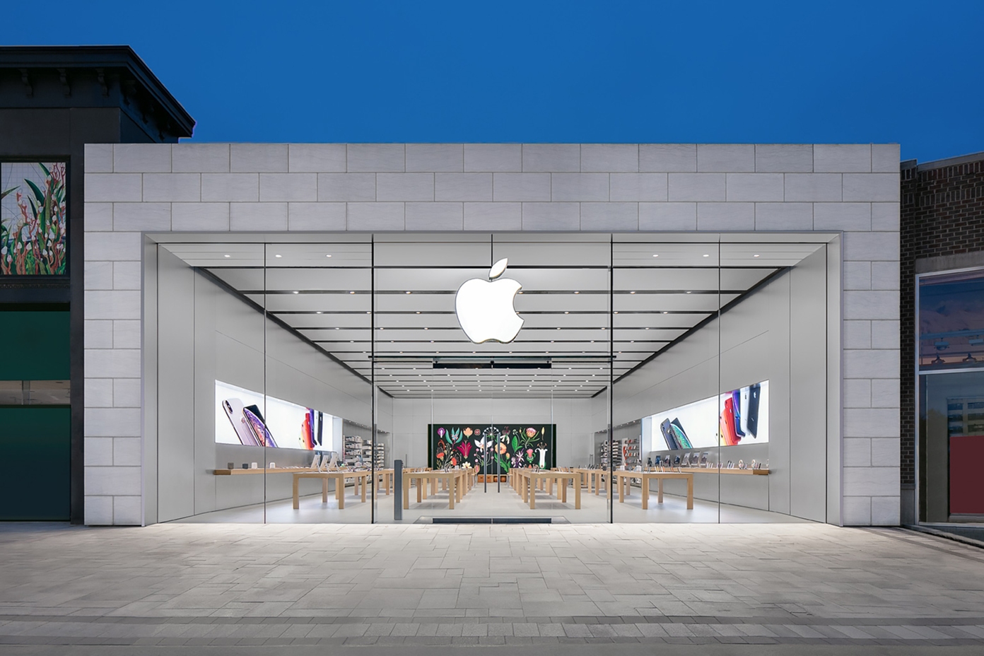 Apple впервые заработала более $100 млрд за квартал