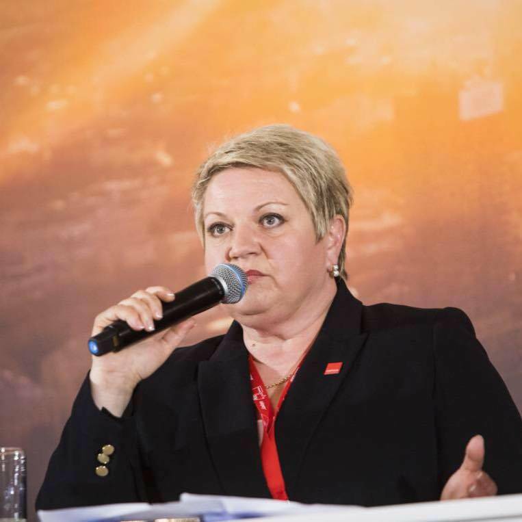 Директора школы Владову оценят "на соответствие должности" за возложение цветов 10 мая Директора школы Владову оценят "на соответствие должности" за возложение цветов 10 мая