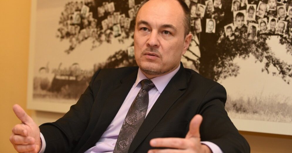 Парадниекс: раз сидят дома, пусть готовятся к экзаменам, а не в игрушки играются
