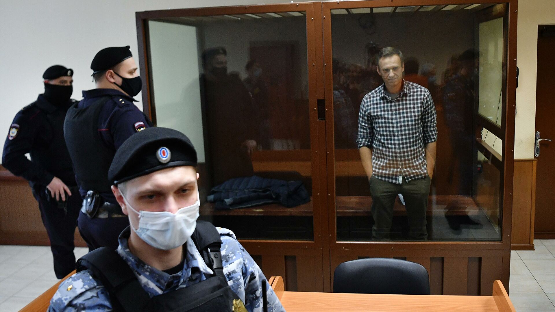 Навальный и его соратники включены в список "террористов и экстремистов"
