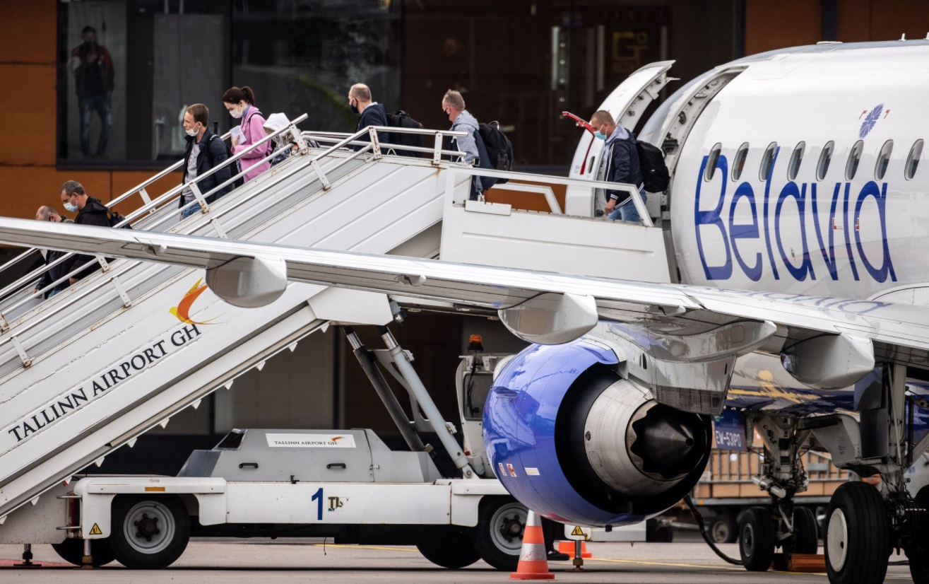 Самолет Belavia пролетел в небе над Латвией и приземлился в Эстонии