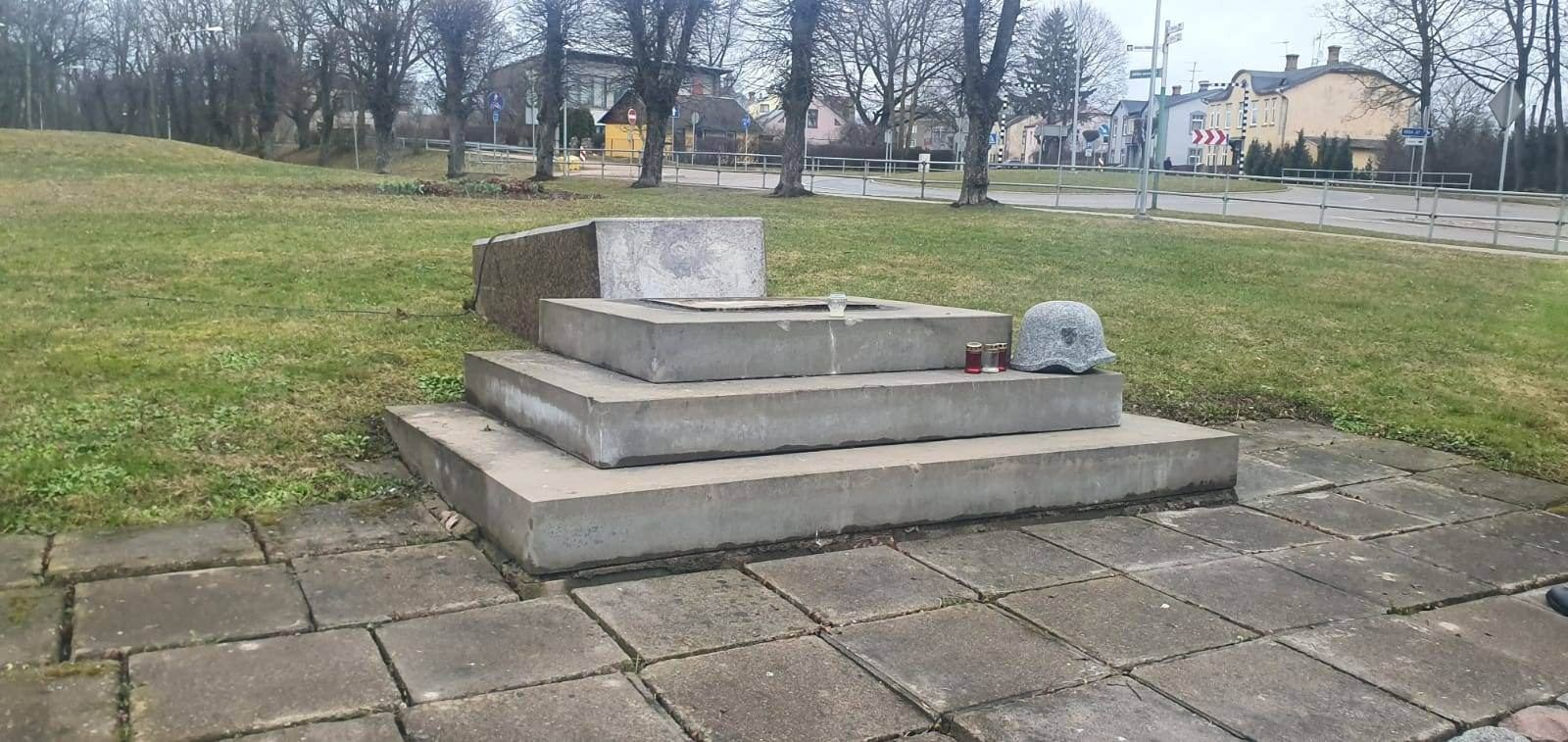 В Бауске повалили памятник легионерам