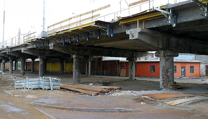В Риге продолжают ремонт путепровода  А. Деглава. Ограничено движение транспорта