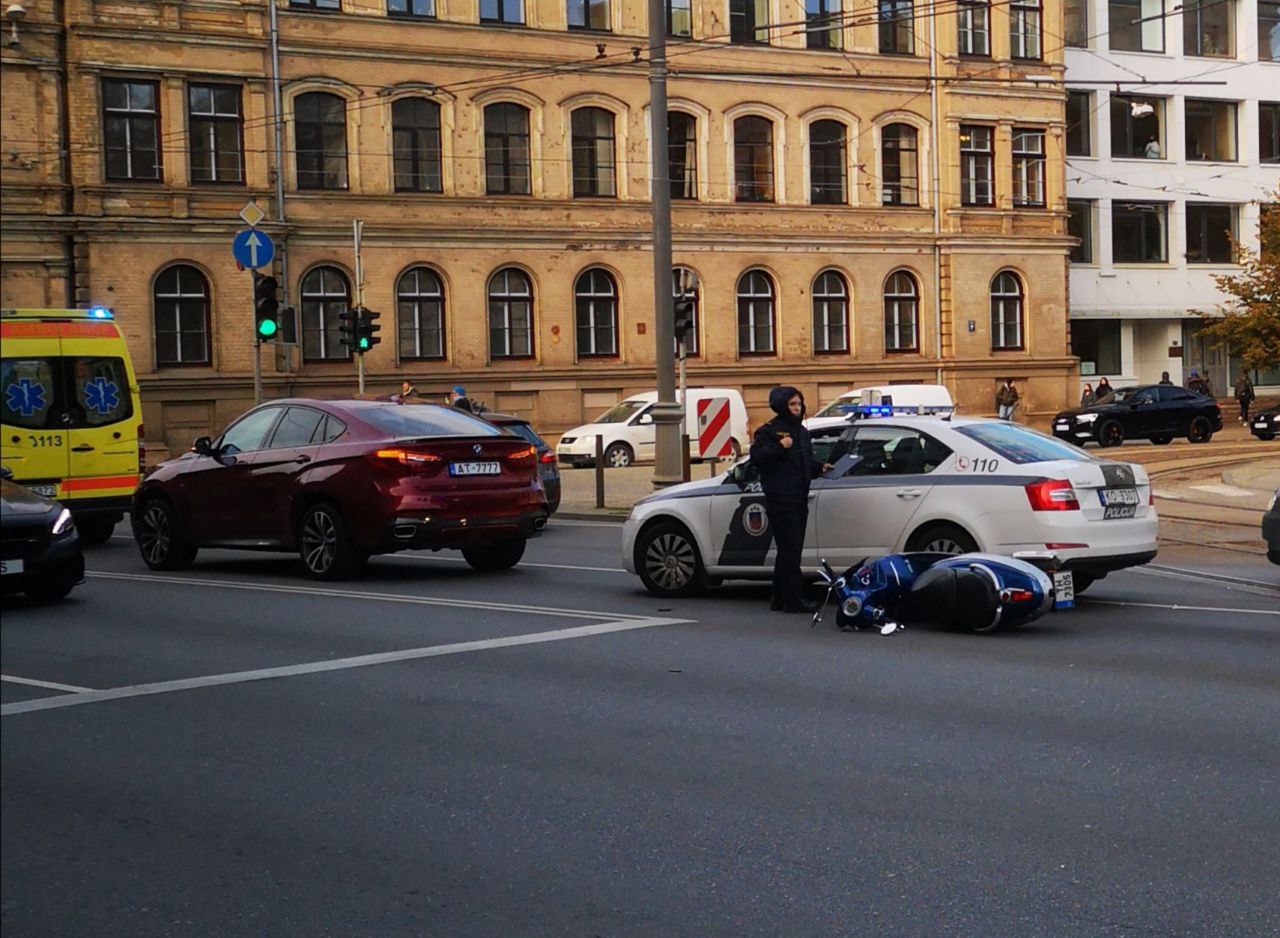 У Вантового моста в Риге сбили мотороллер