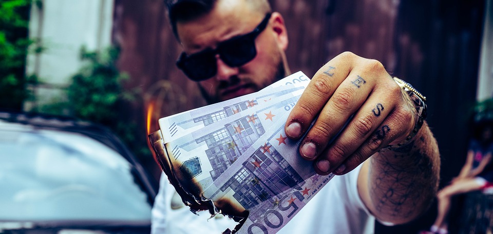 Под матрас - выгоднее! В инвестпланах второго уровня "сгорело" полмиллиарда пенсионных средств латвийцев