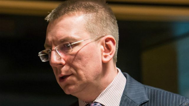 Среди министров общество наиболее положительно оценивает Ринкевича, наиболее отрицательно - Чакшу
