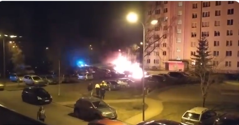 В Пурвицемсе сожгли еще одну BMW X5