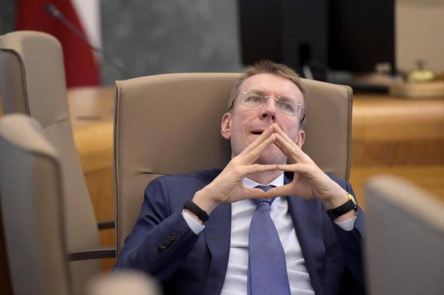 Вдвоем от имени всей Латвии поддержали LGBT. От Кариньша требуют объяснений