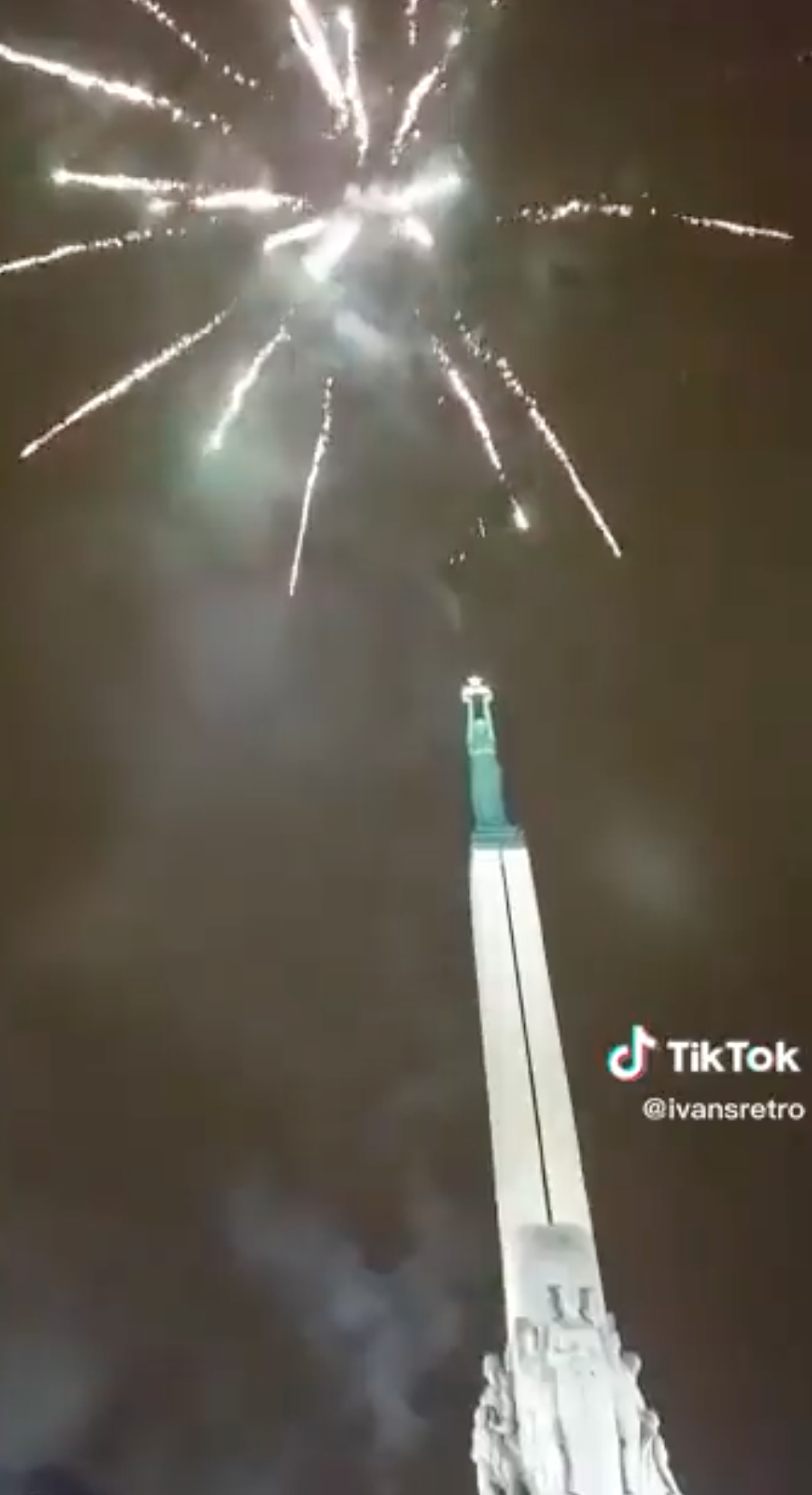 За запуск пиротехники за час до полуночи у памятника Свободы открыт административный процесс