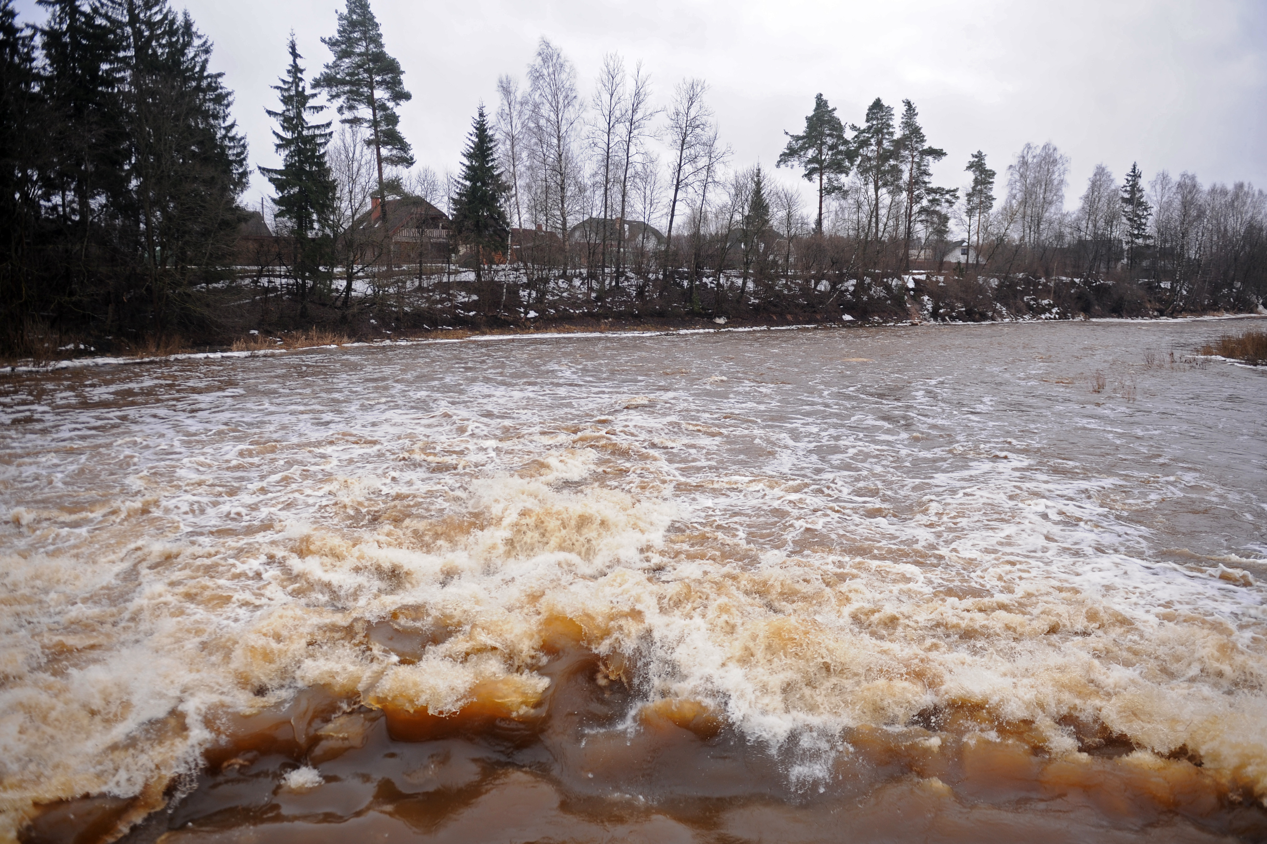 В реках стремительно повышается уровень воды