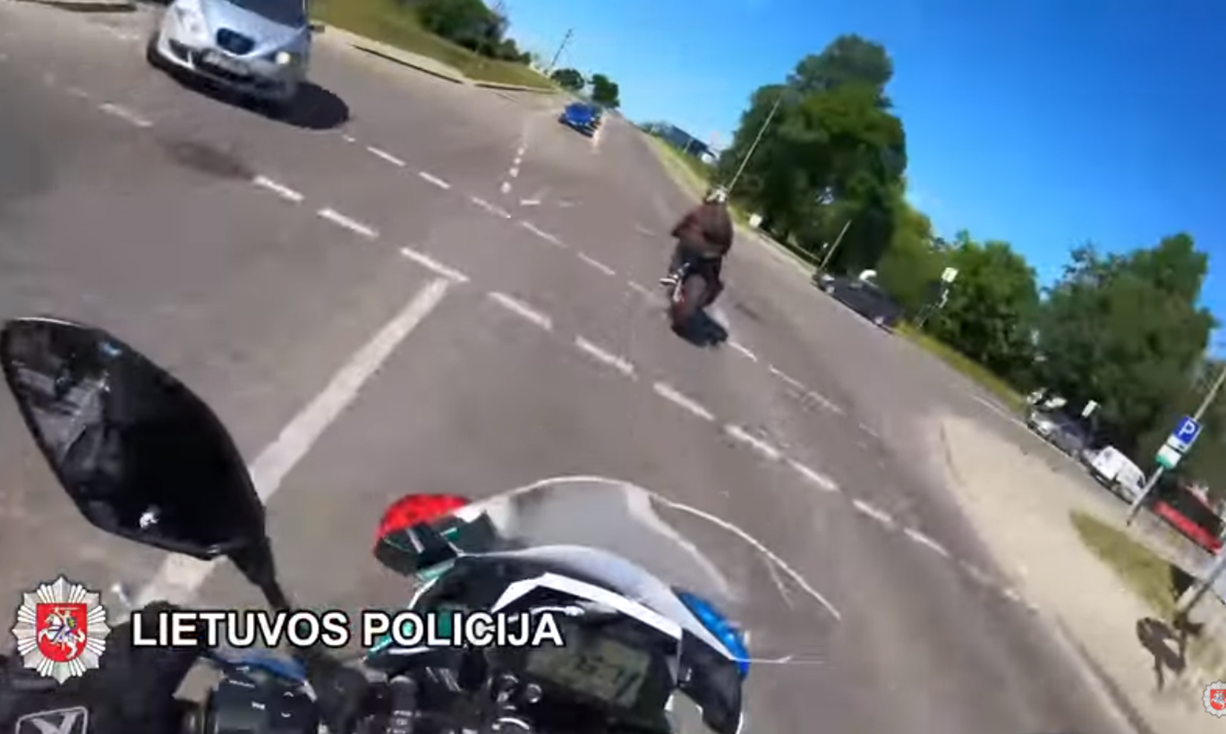 Полиция Вильнюса гналась за мотоциклистом на скорости в 200 км/ч Полиция Вильнюса гналась за мотоциклистом на скорости в 200 км/ч