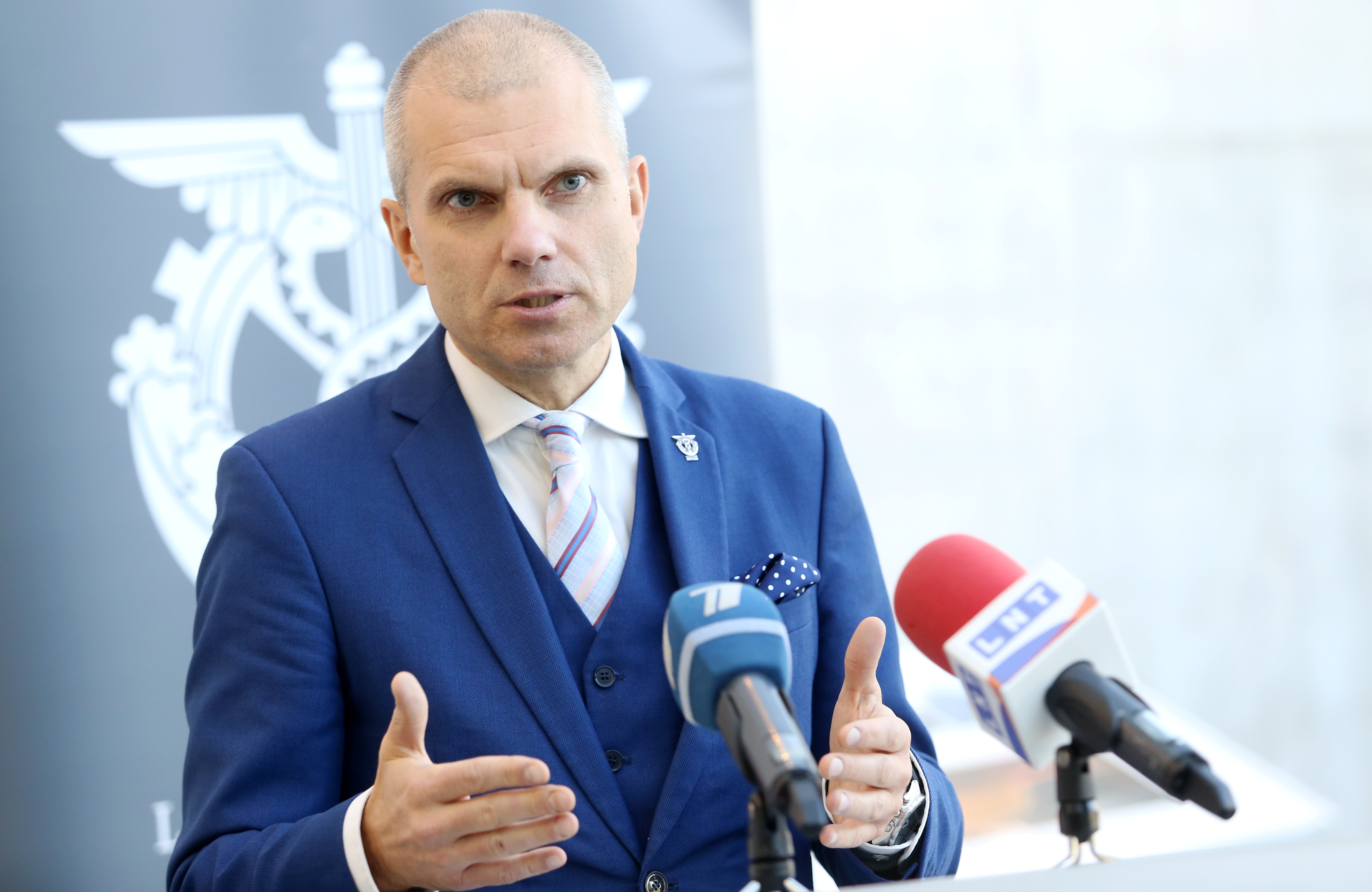 Ростовскис: наступили времена неопределенности, нужно сокращать расходы