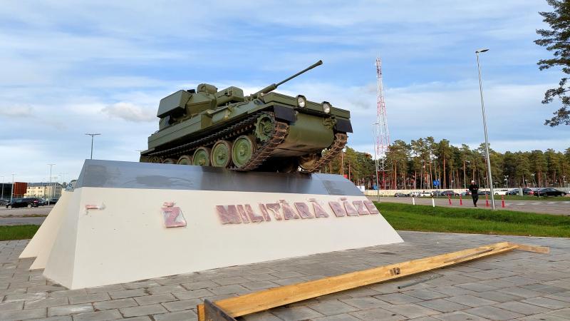 "Милитаризованная скульптурная композиция" в Адажски будет сохранена