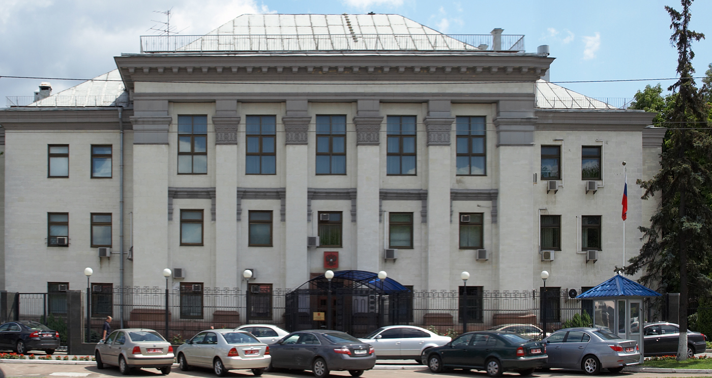 Российские дипломаты начали покидать Киев
