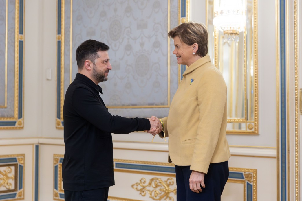 Зеленский вручил Браже государственную награду Украины