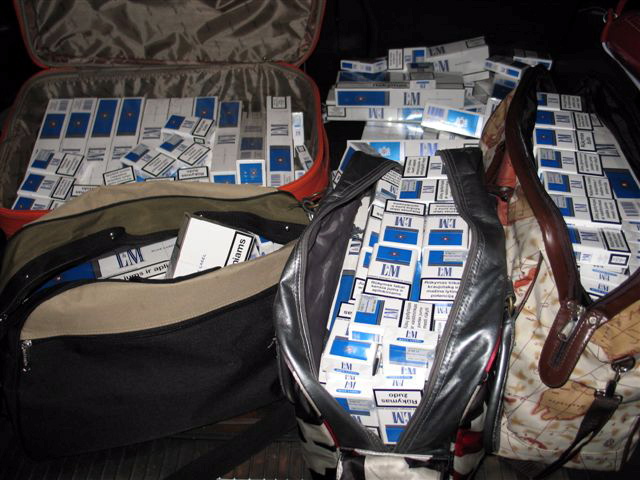 Lietuvas muitnieki dēļu kravā no Baltkrievijas atrod kontrabandas cigaretes