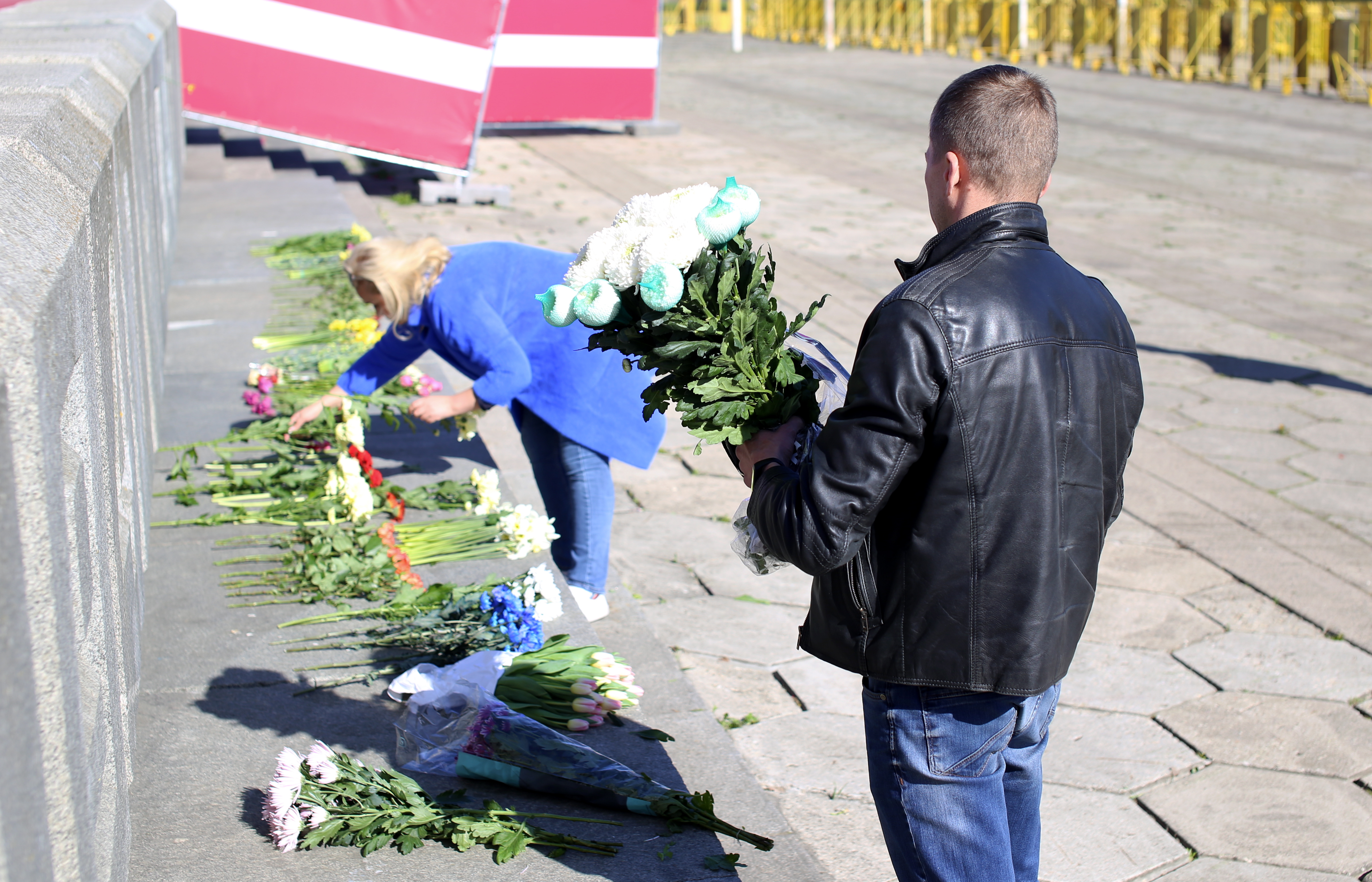 Продолжают нести цветы к памятнику Освободителям
