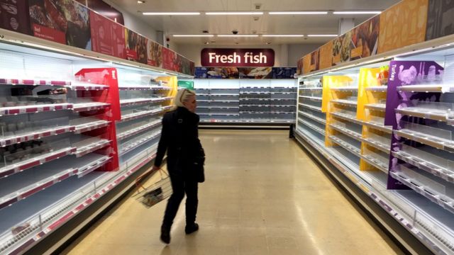 Пустые полки: в Великобритании уже запасаются продуктами на Рождество