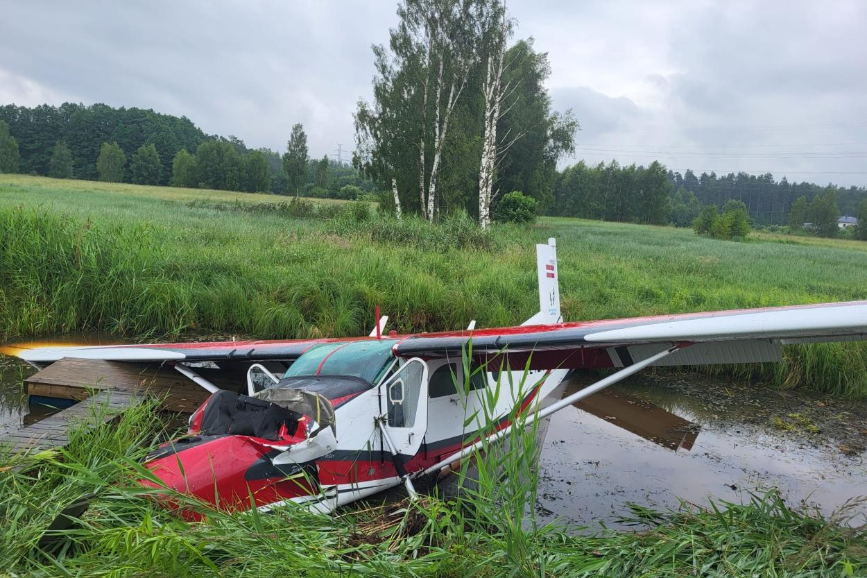 Самолет "Pilatus" аварийное сел в Иманте, один человек пострадал