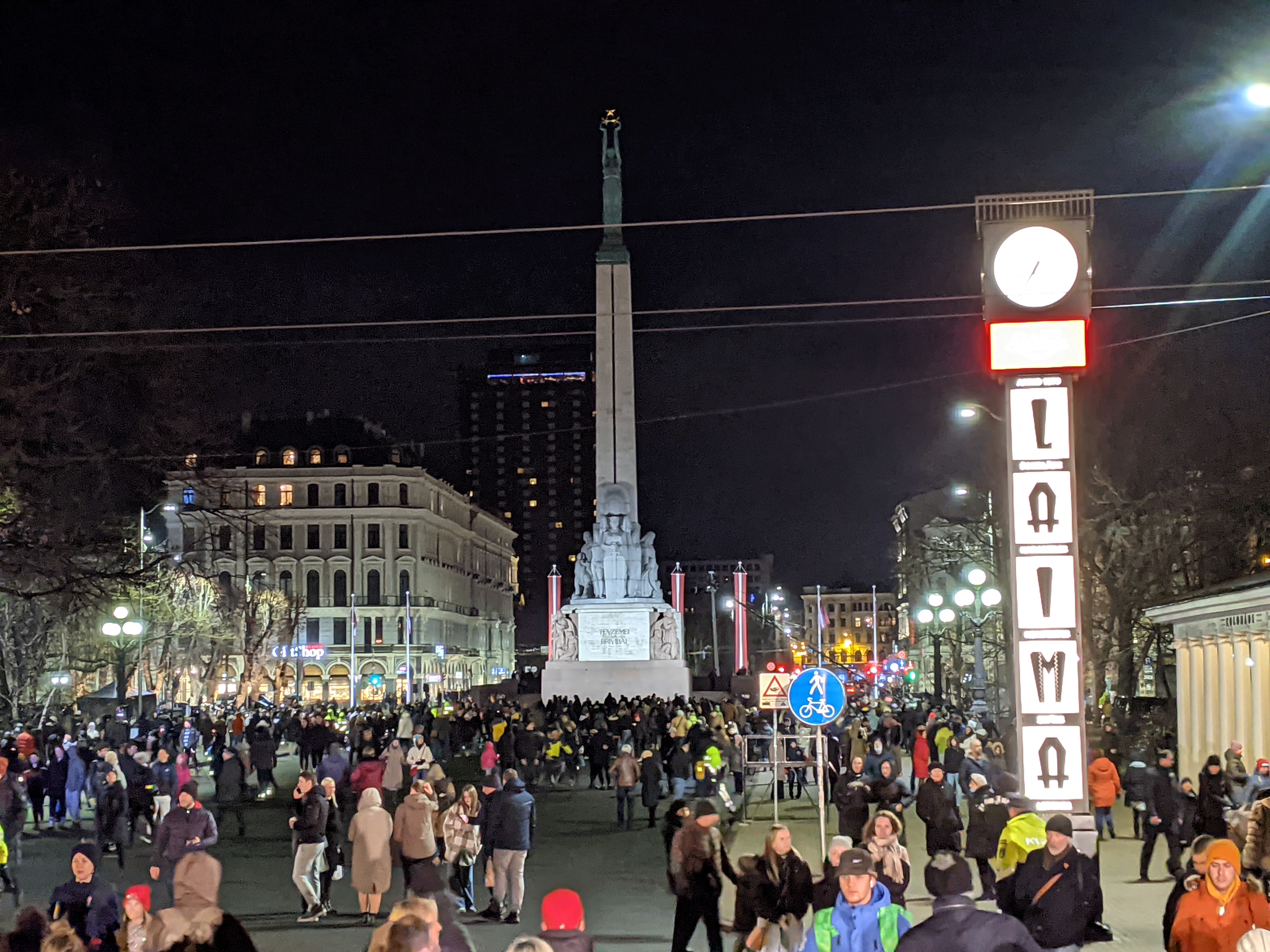 На открытие освещения Памятника Свободы собрались тысячи человек
