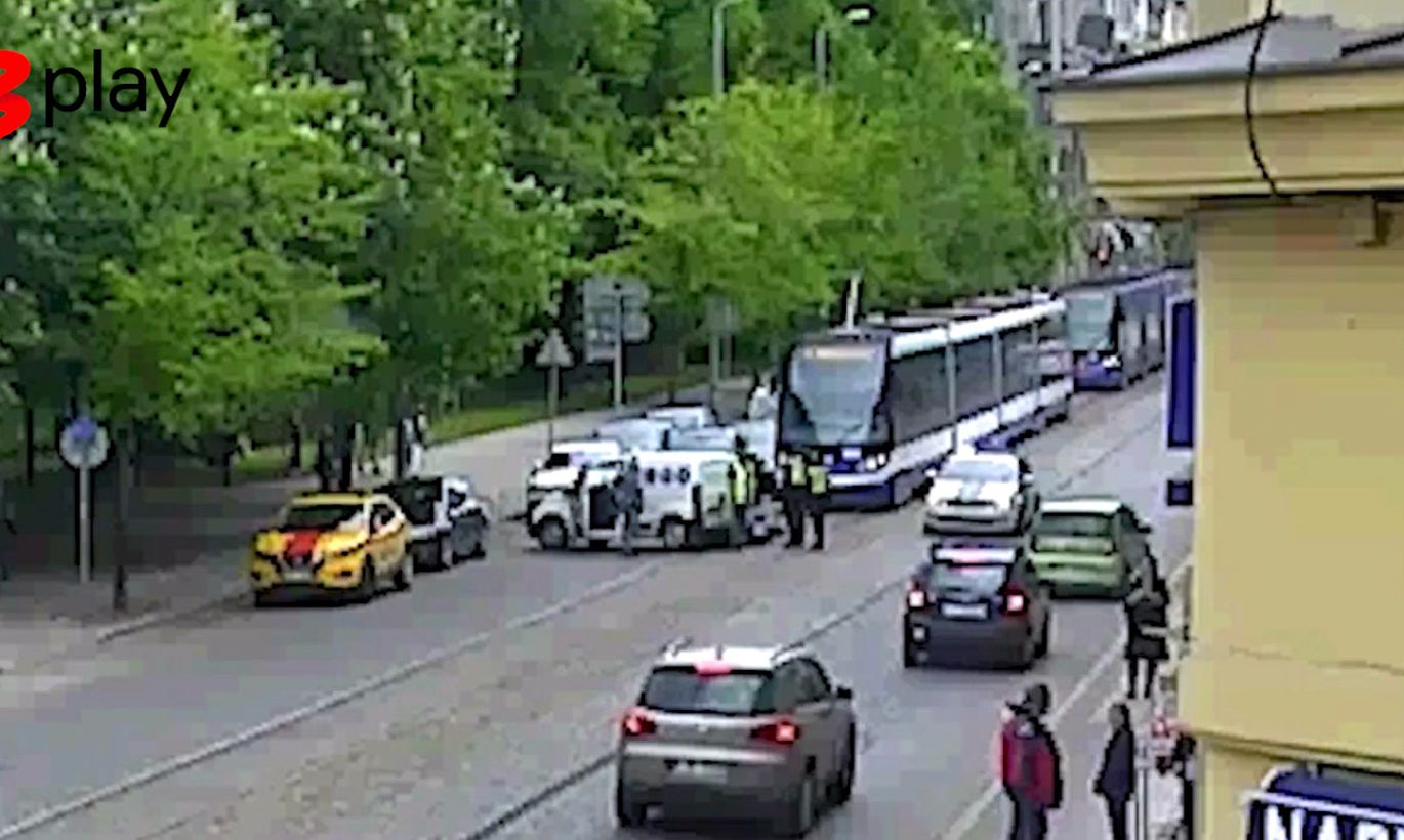 ДТП на трамвайных рельсах в Риге: в больницу попал мотоциклист