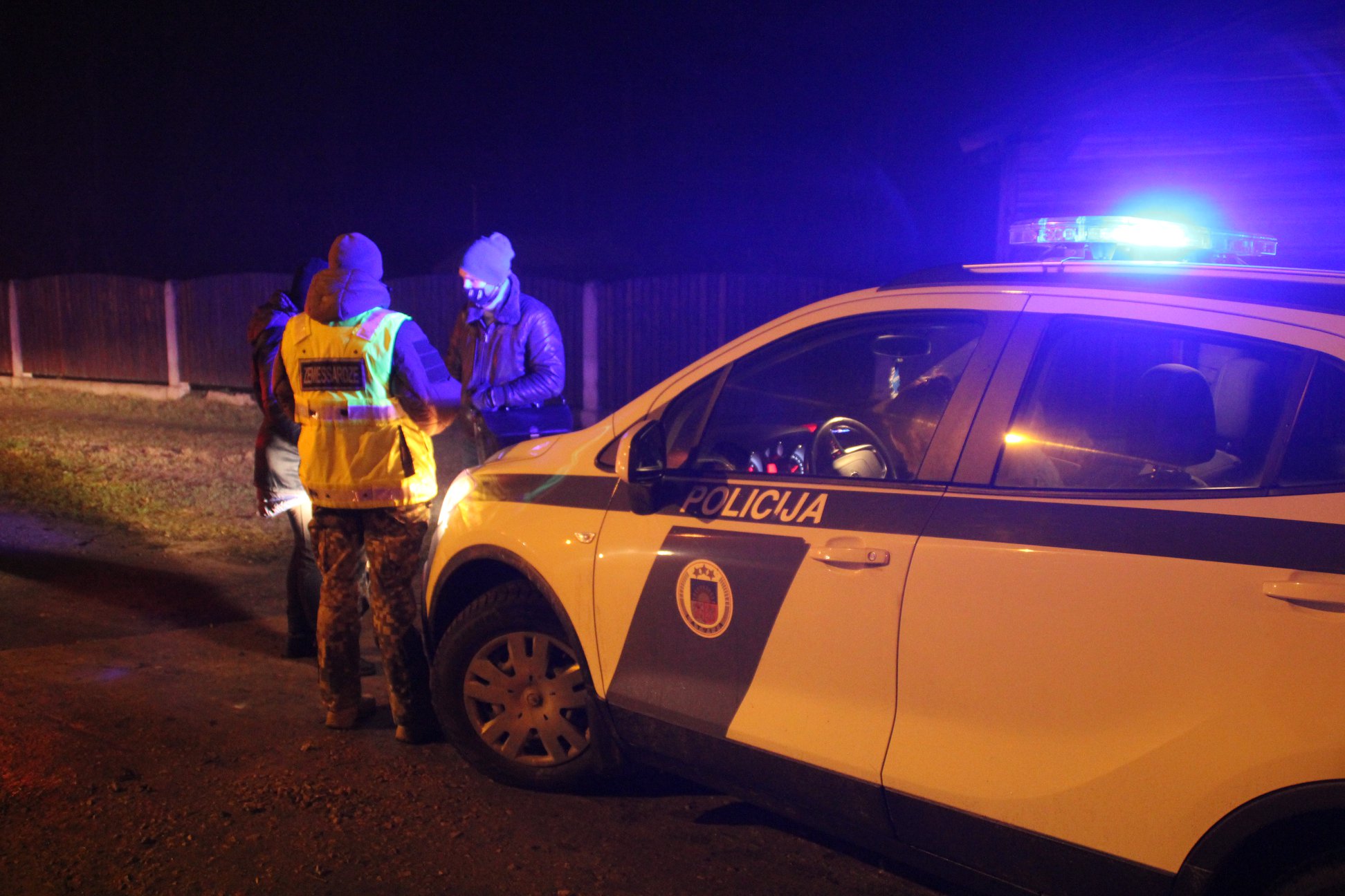 Взрыв машины: двое полицейских ранены во время ночной проверки Взрыв машины: двое полицейских ранены во время ночной проверки