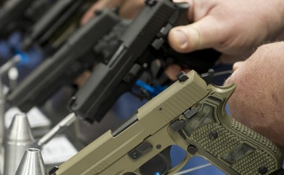 Проживающие в Эстонии россияне уже сдают оружие