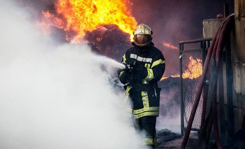 Пожар в Риге: 15 человек эвакуировали, движение ограниченно (дополнено)