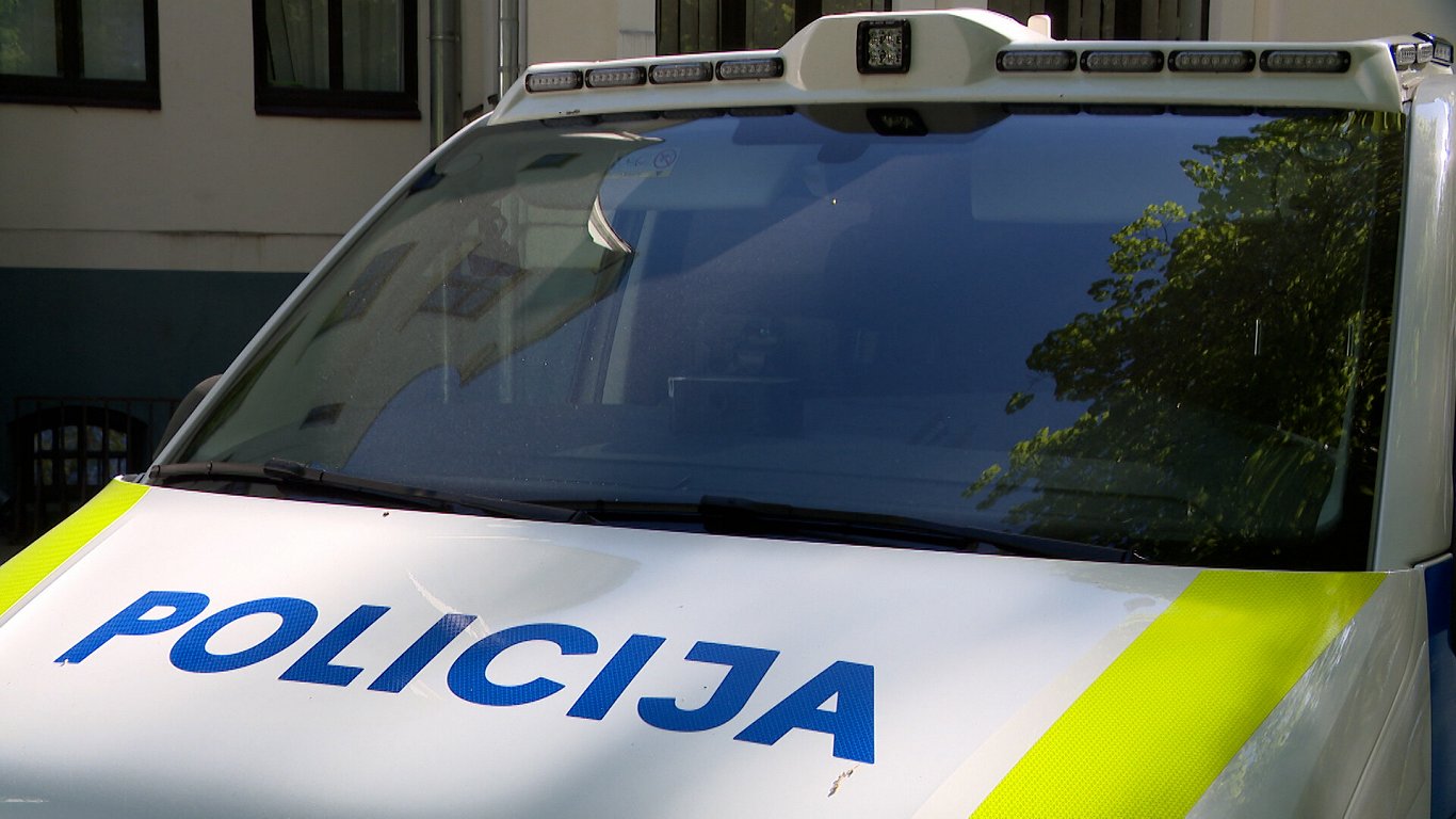 Policija Jelgavā aiztur iereibušu autovadītāju un viņas vīru par policijas darba traucēšanu