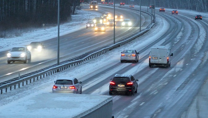 Снег и гололедица затрудняют движение по всем дорогам страны