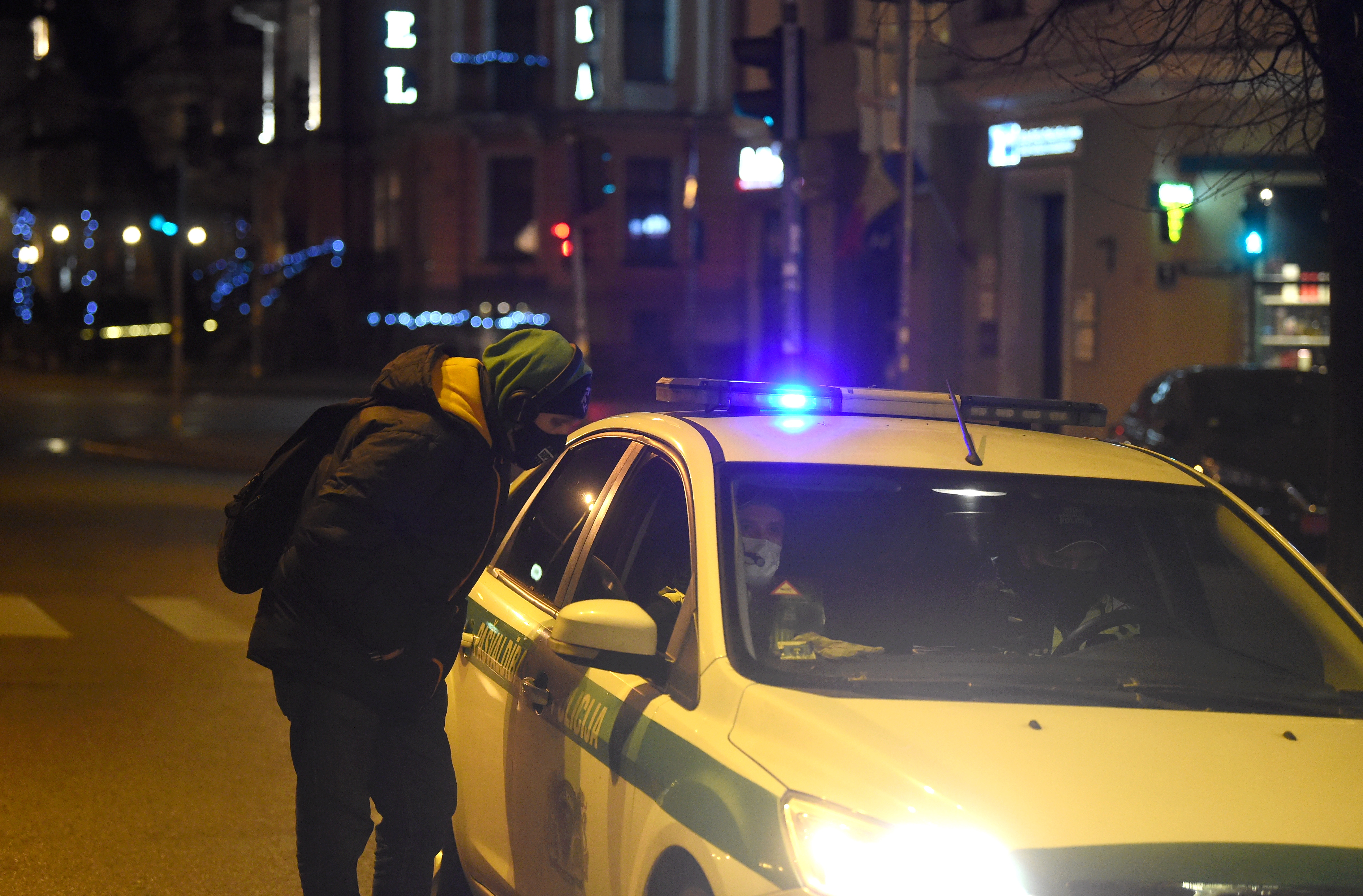 Valdība par komandantstundas turpināšanu spriedīs ceturtdien Valdība par komandantstundas turpināšanu spriedīs ceturtdien