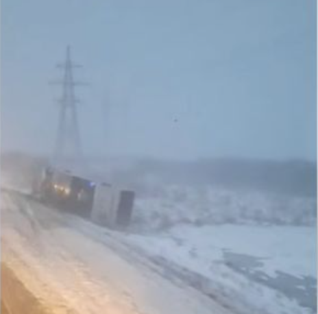 Вечером ветер сдул автобус с Лиепайского шоссе (дополнено)