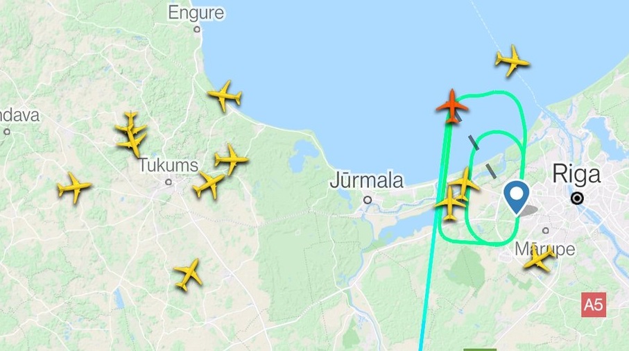 В пятницу вечером над Ригой кружили самолеты - туман