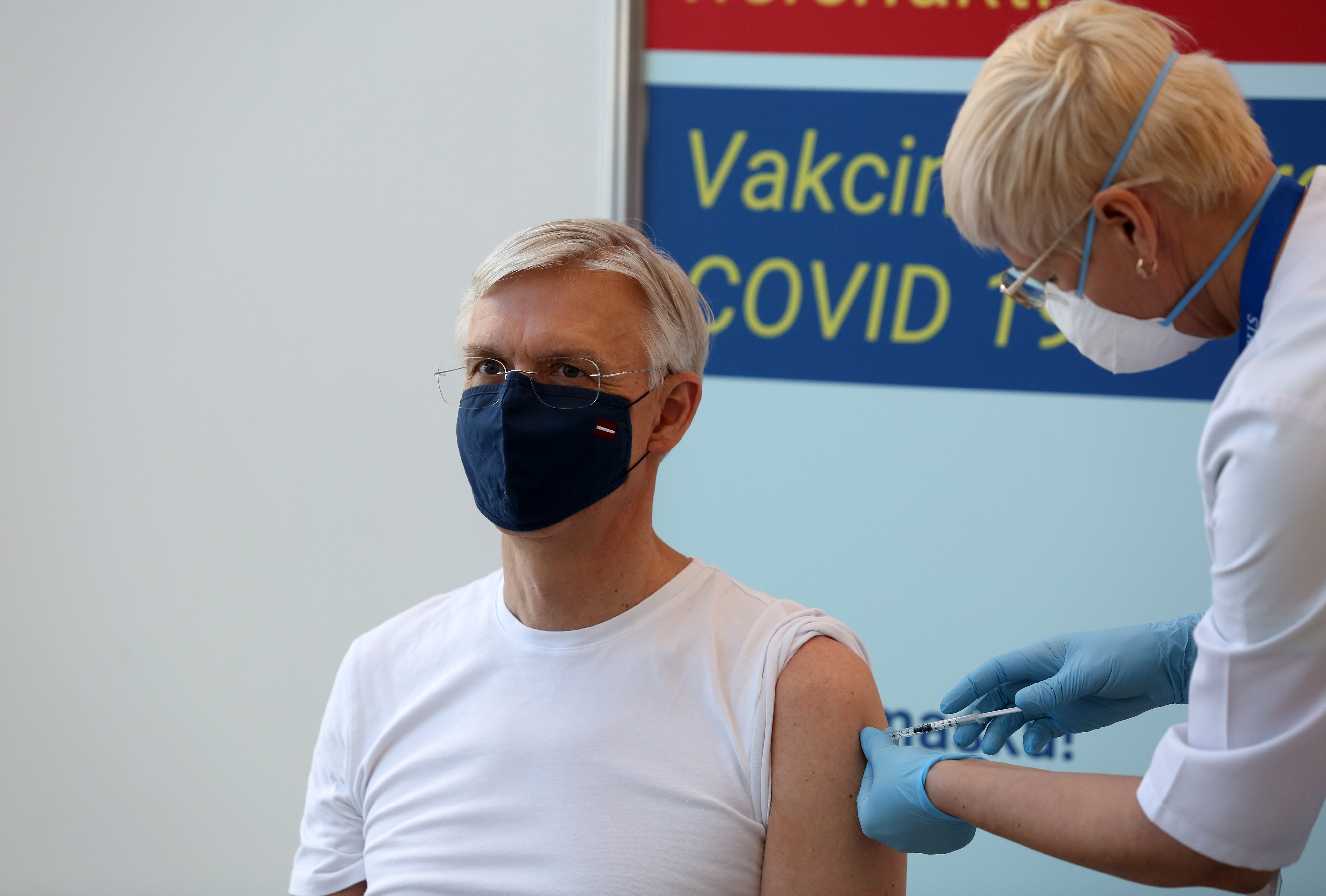 Президент Левитс и премьер Кариньш получили первую вакцину от Covid-19 (дополнено)