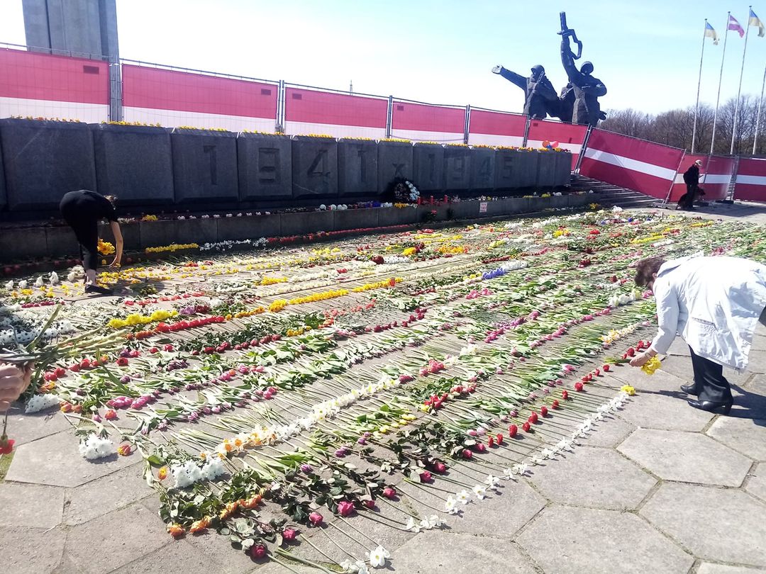 Ковер из цветов у памятника Победы снова растет. Rīgas meži  готовится убрать его снова