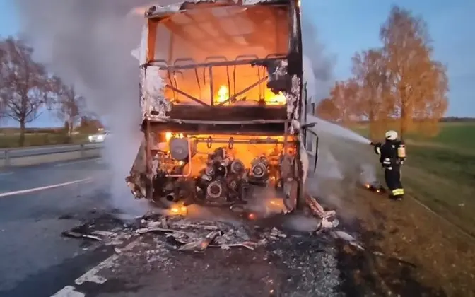 На шоссе Таллинн-Нарва сгорел рейсовый автобус (ВИДЕО)