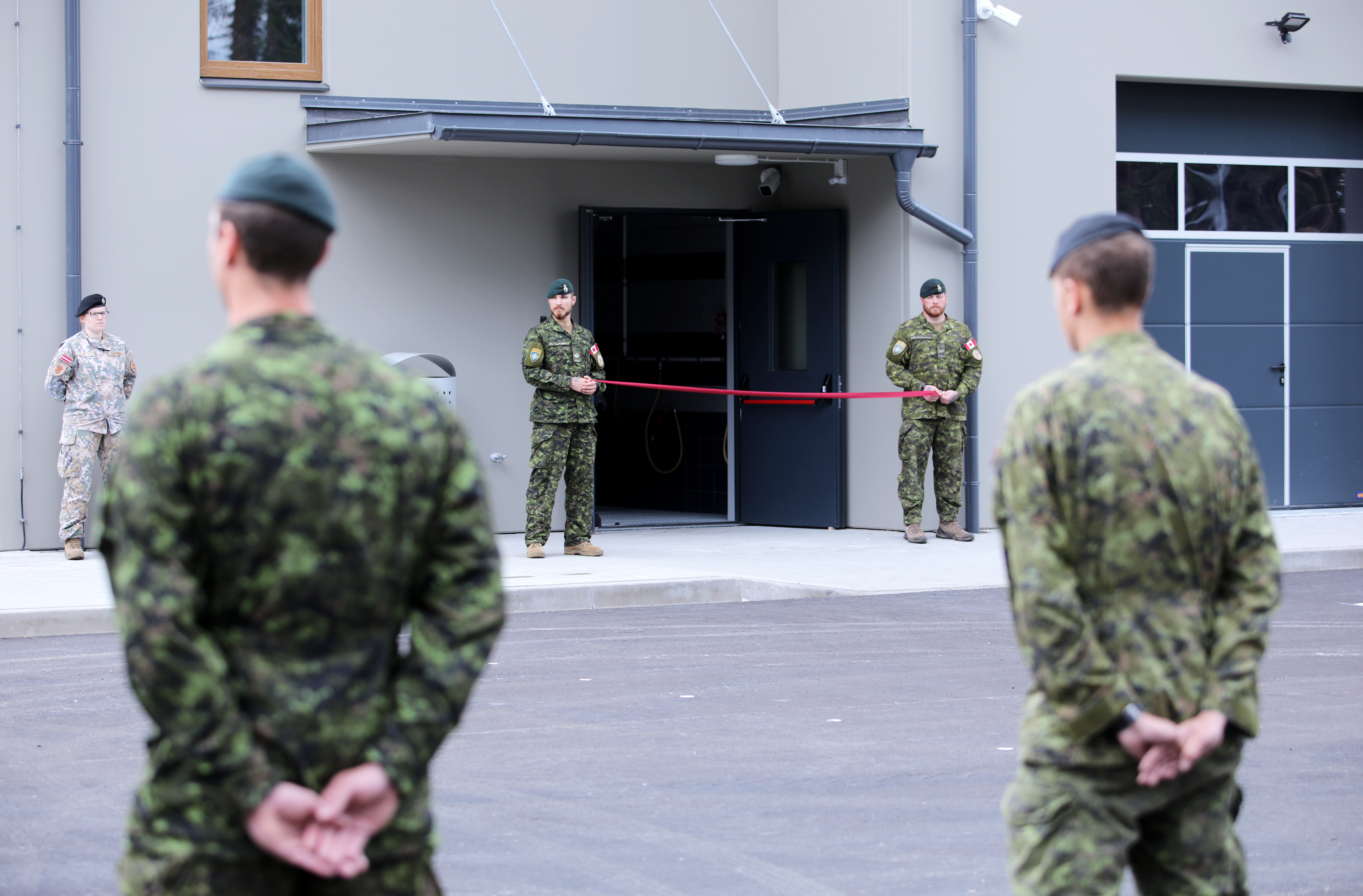Pret Covid-19 nevakcinētie karavīri nevarēs piedalīties militārajās mācībās, komandējumos, dienesta sanāksmēs