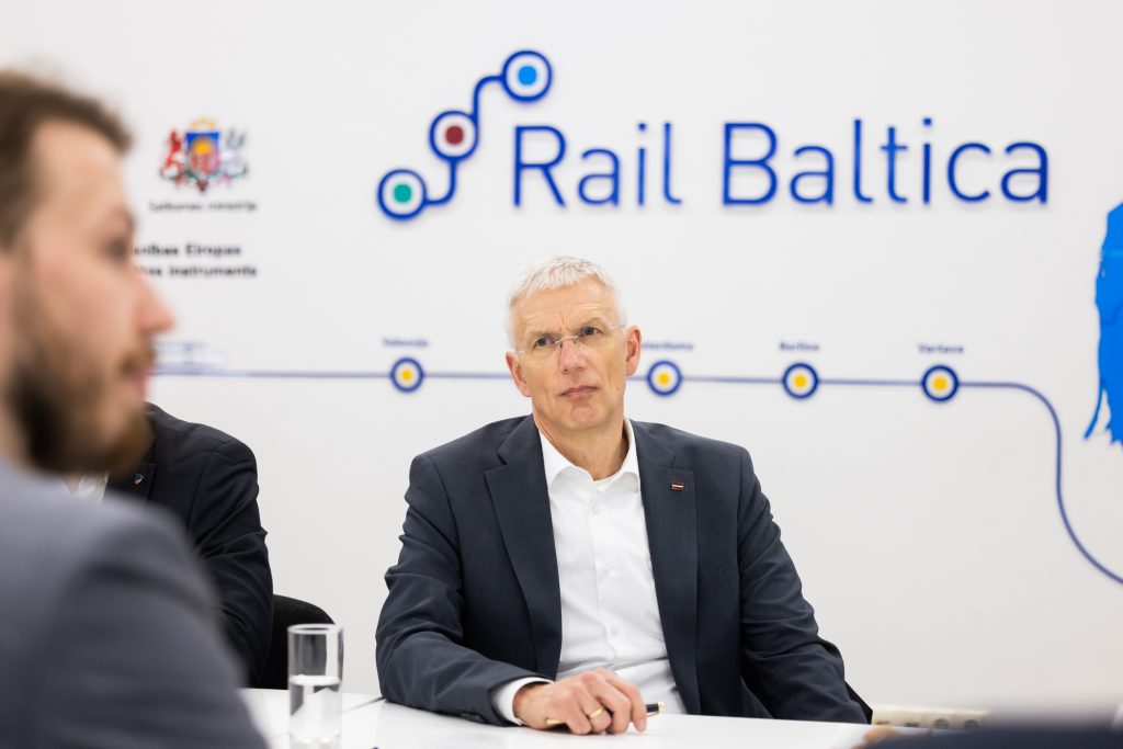 На комиссии по Rail Baltica разгорелись острые дискуссии с экс-премьерами