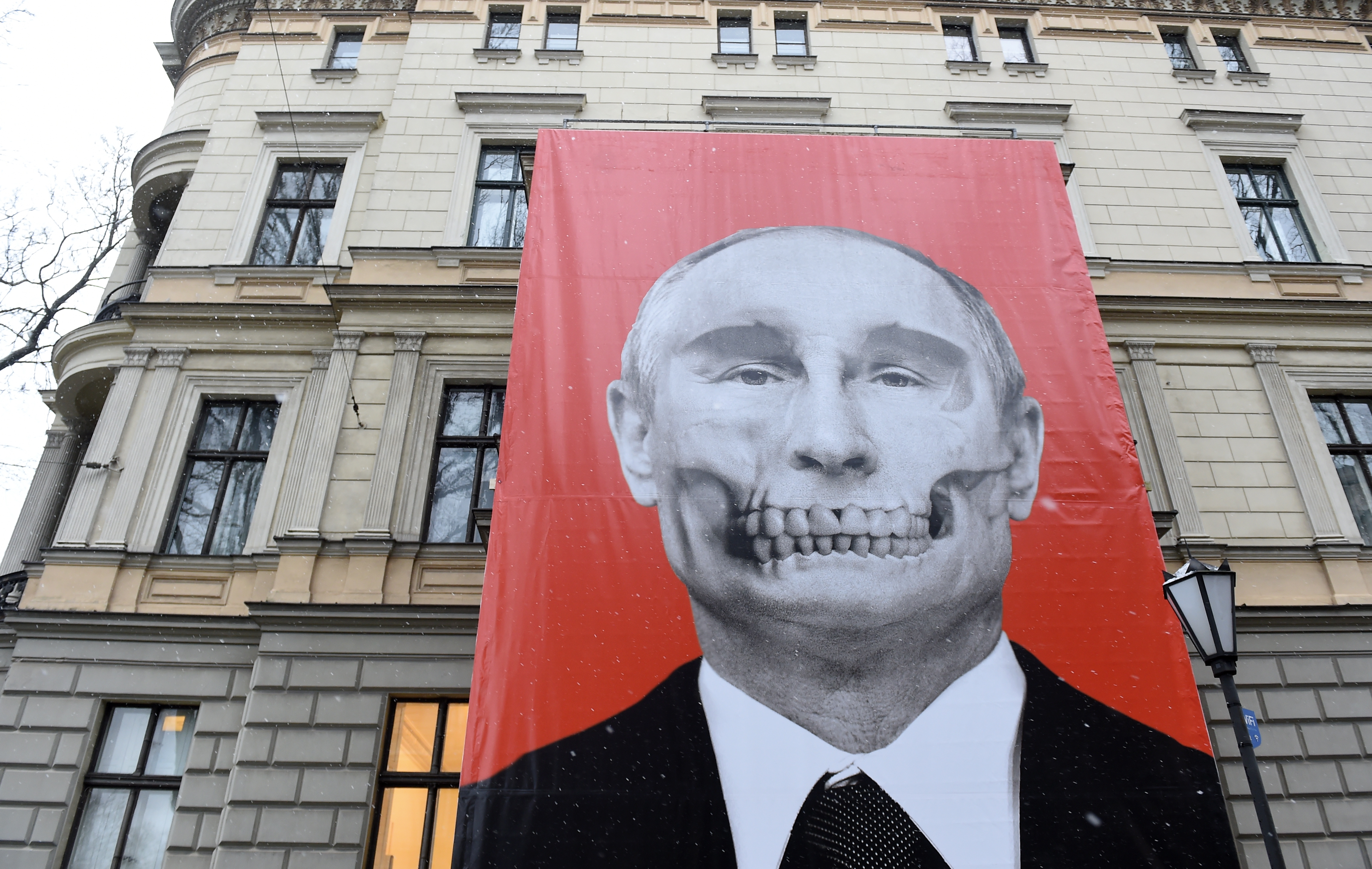Россия выдвинула Латвии ноту протеста из-за плаката с Путиным-черепом