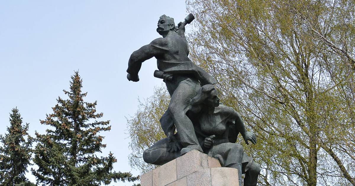 Aктуальный вопрос: Где должны находиться "cоветские" памятники?