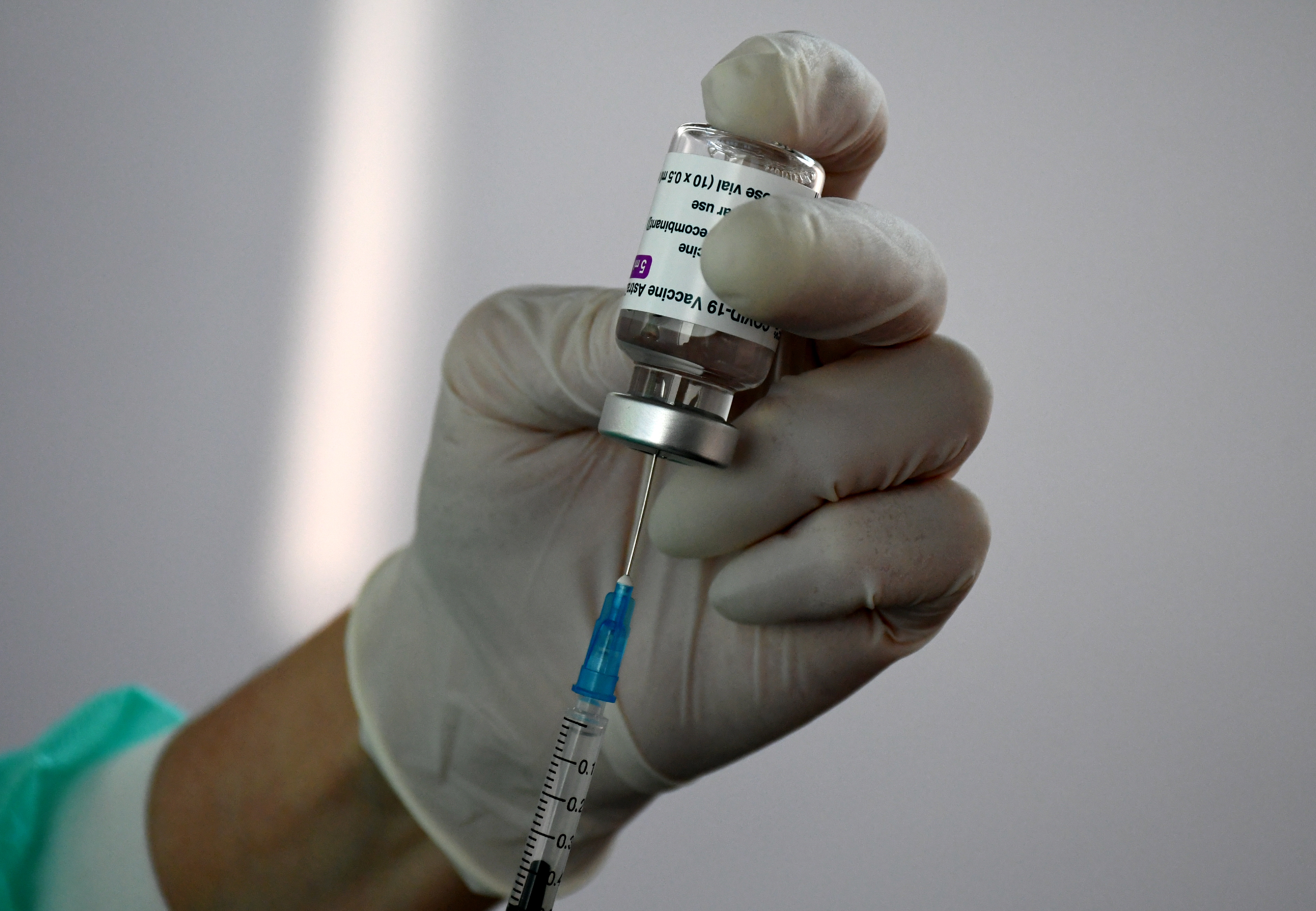 Lielbritānijā aptur "AstraZeneca" vakcīnas izmēģinājumu bērniem