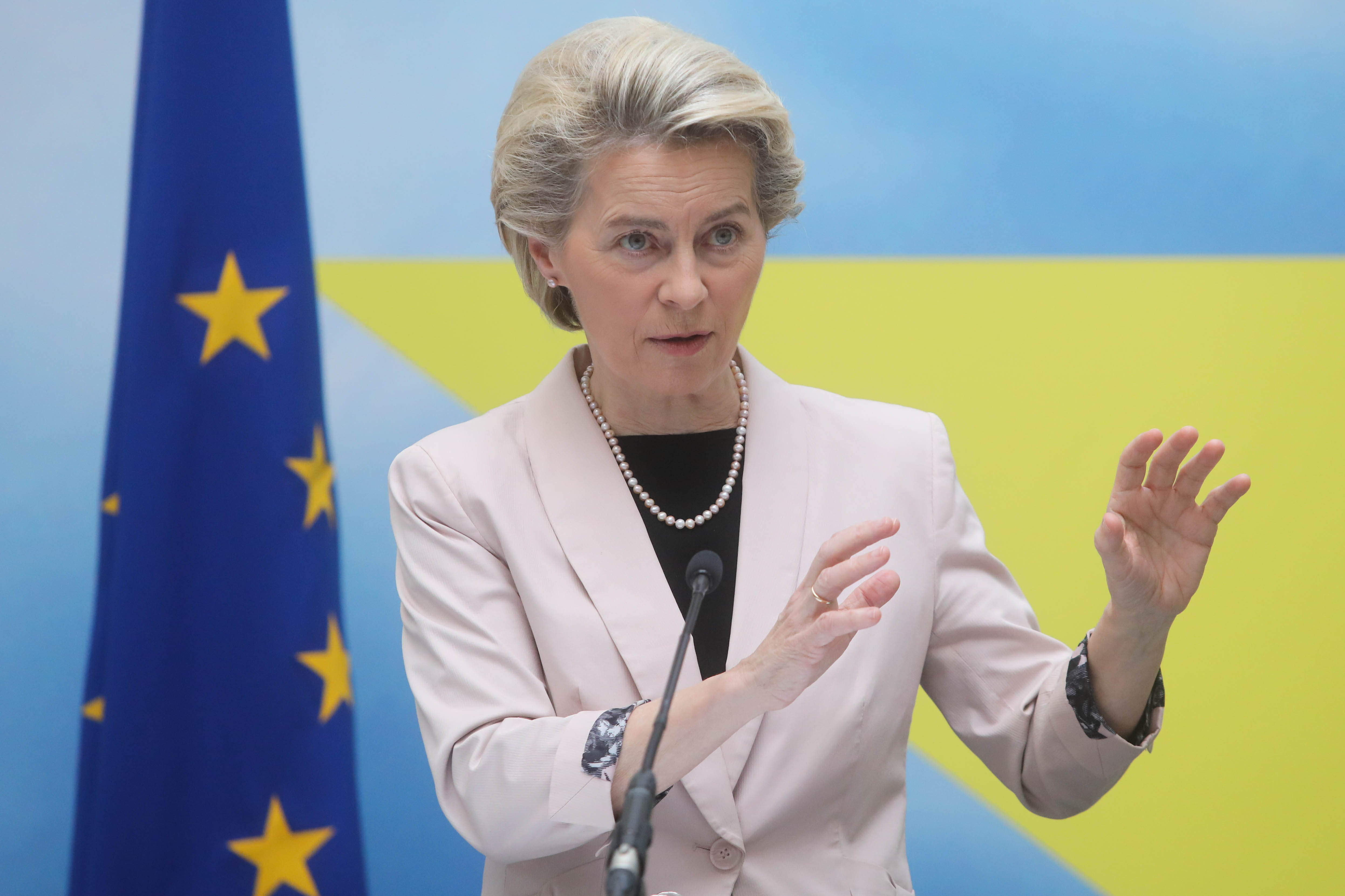 Глава ЕК рассказала, как планирует взять пандемию под контроль