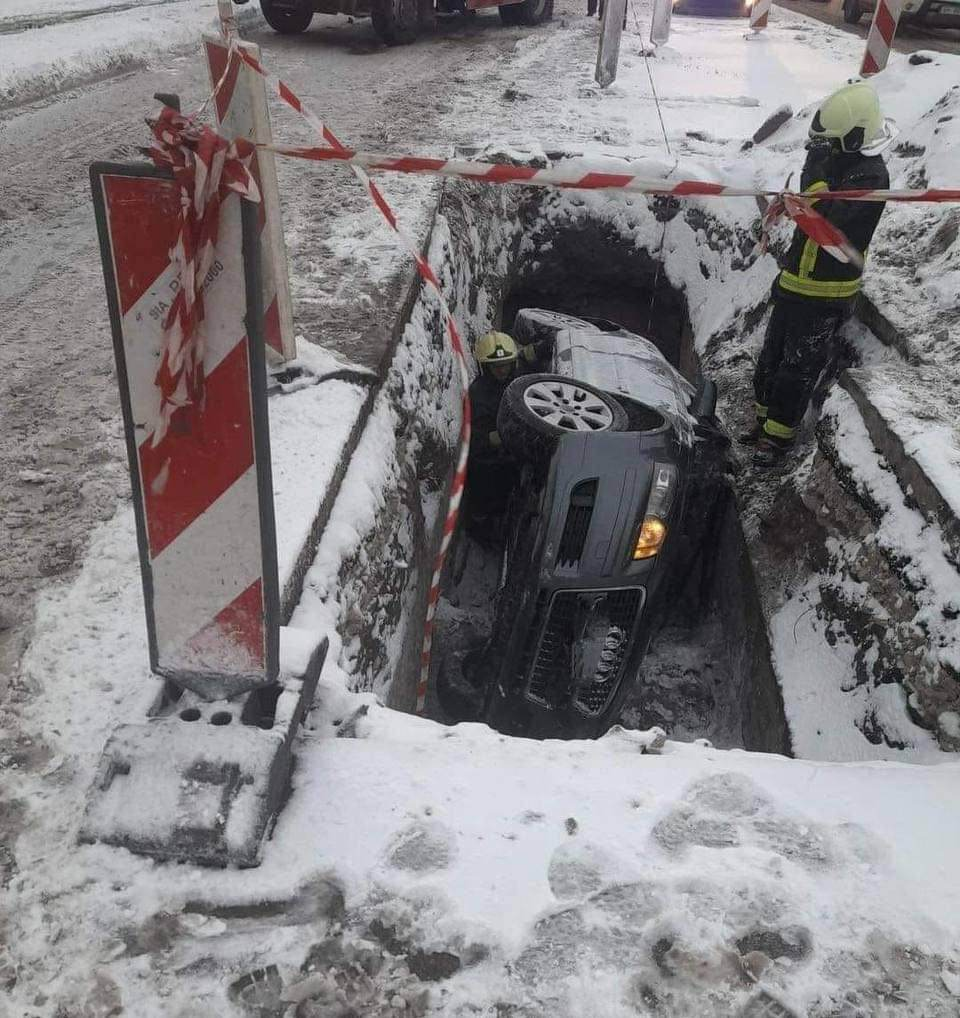 На Мукусалас машина упала в трехметровую яму (видео)