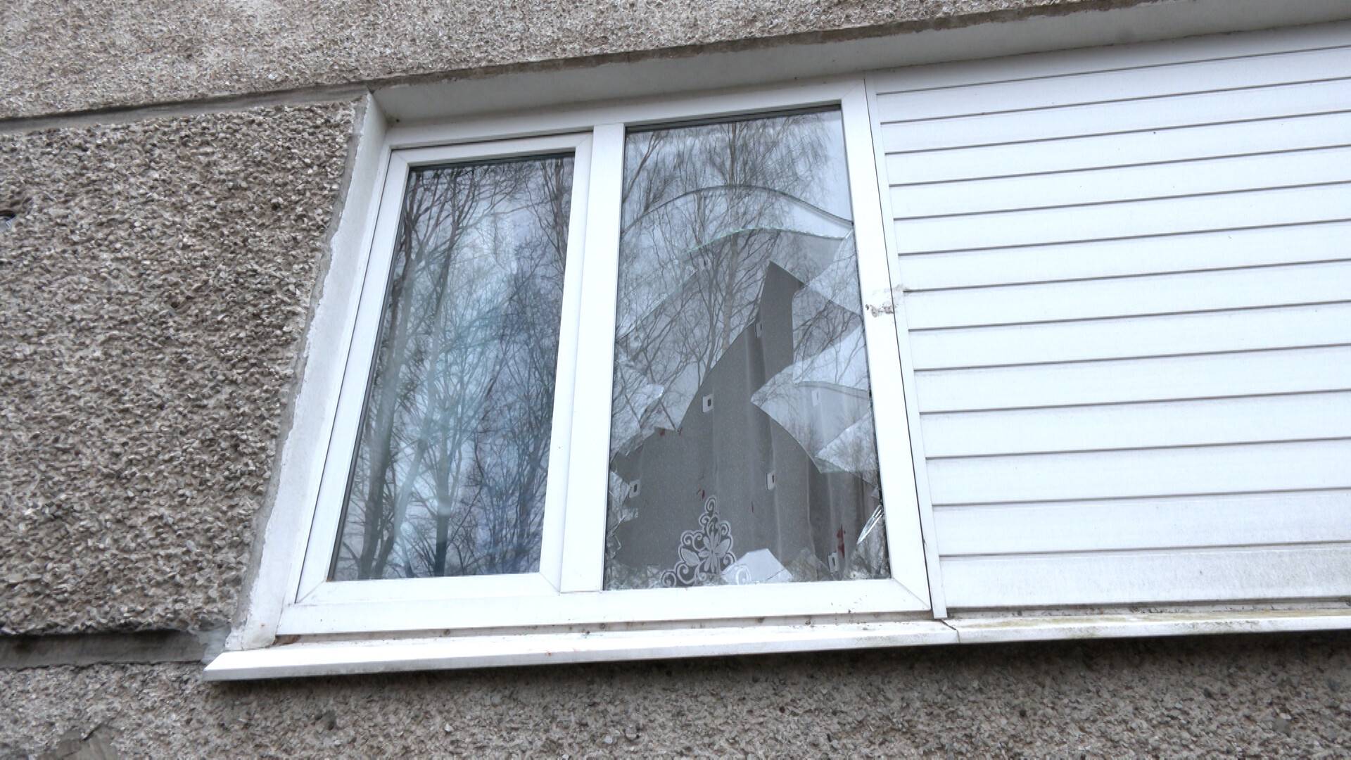 Закрыла дверь, а он в окно