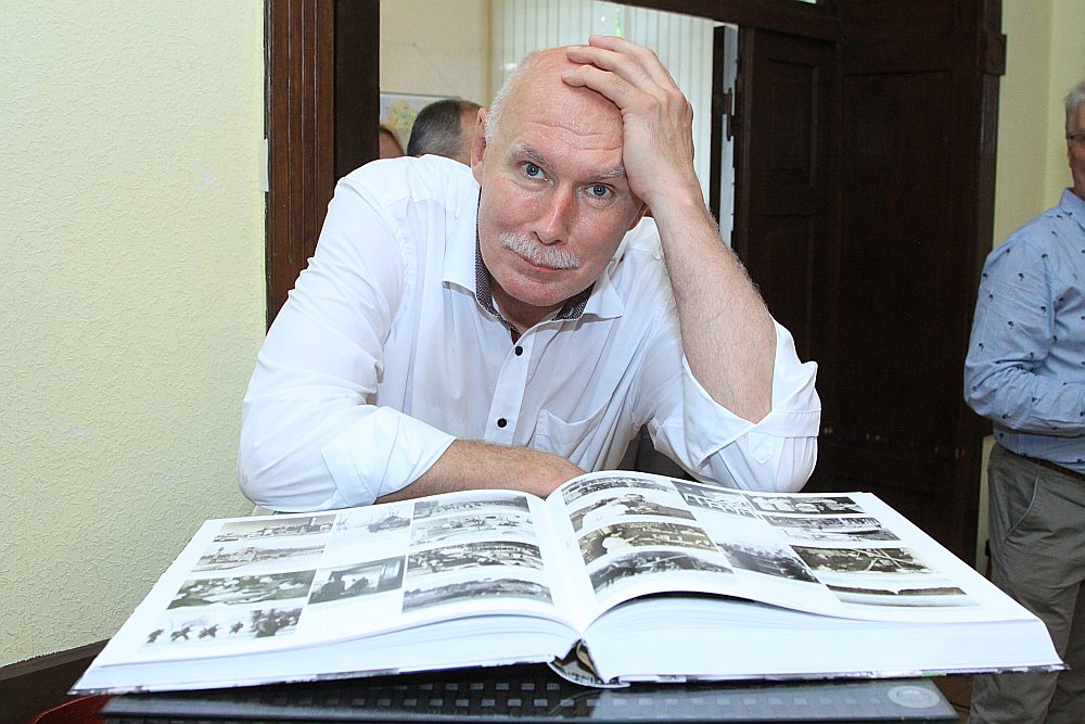 Петерис Апинис: очередь у аптеки как способ правительства бороться с вирусом