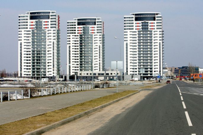 В Skanstes virsotnes отделочная плитка парковок обваливается и угрожает людям В Skanstes virsotnes отделочная плитка парковок обваливается и угрожает людям