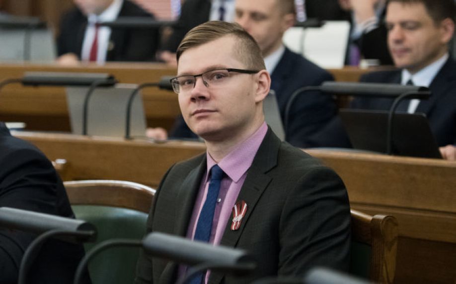 Газета о вакцинации на русском языке грозит развалить правящую коалицию