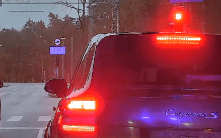 Погоня в Межапарке - водитель Porsche нарушил все правила и пострадал полицейский (видео)