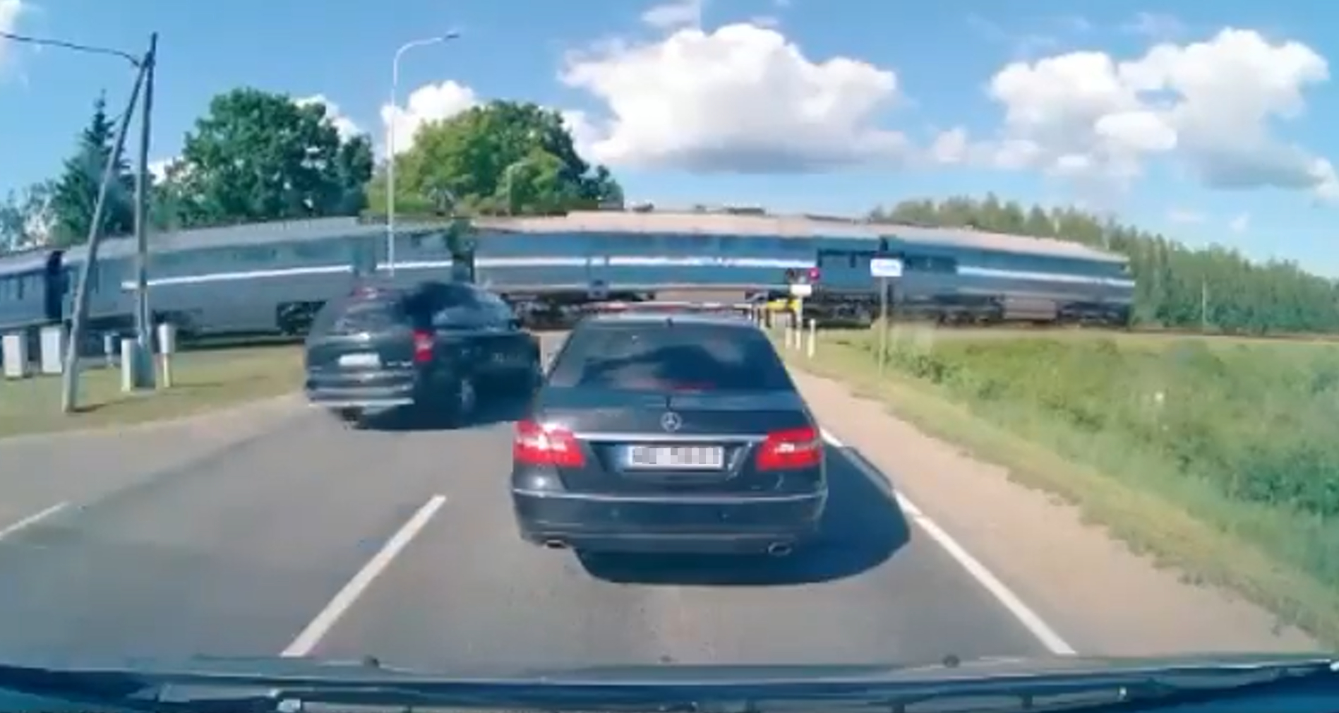Автомобиль на полном ходу врезался в поезд