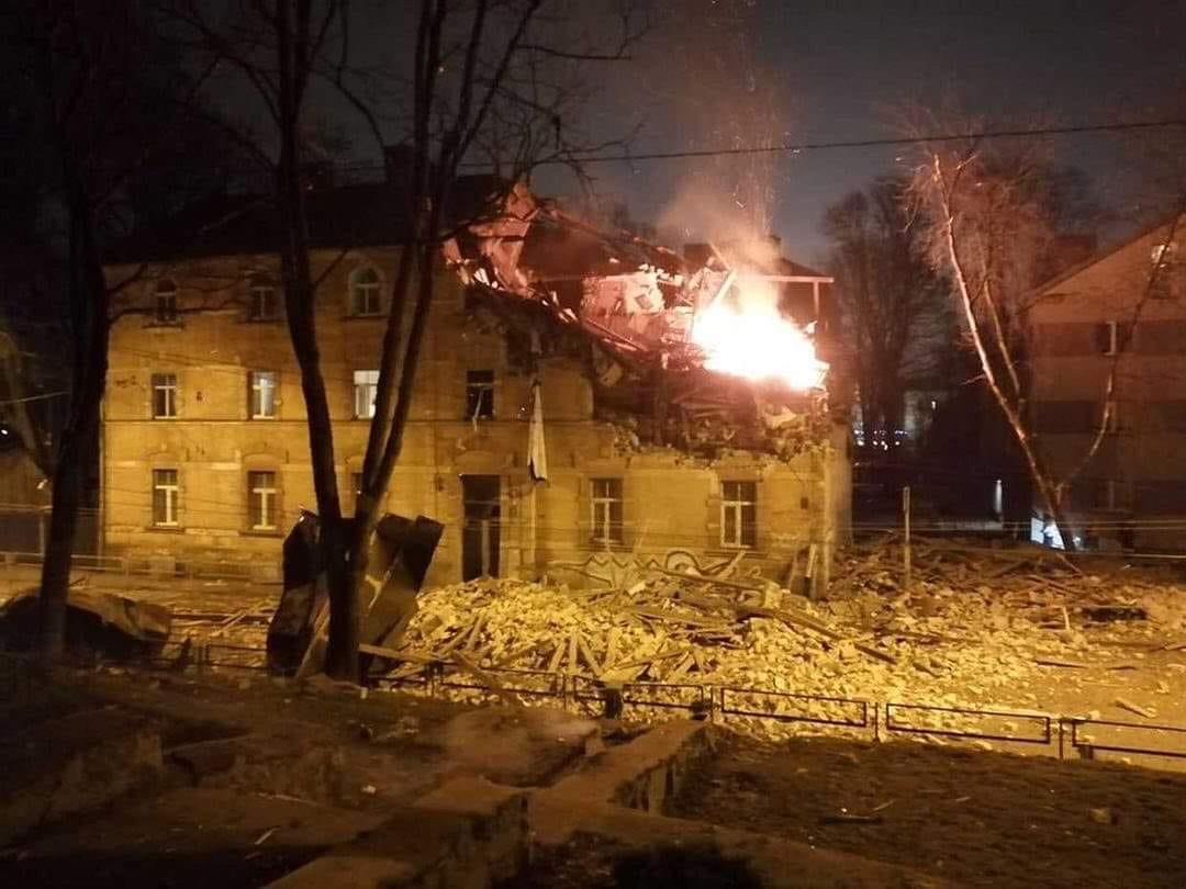 В Агенскалнсе у здания, поврежденного взрывом, восстановлено движение В Агенскалнсе у здания, поврежденного взрывом, восстановлено движение